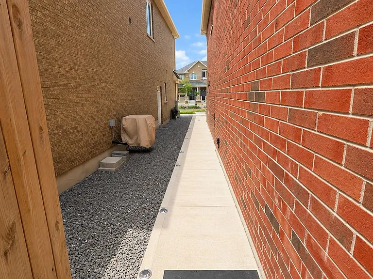13 Mohandas Dr #MAIN UPPER — Photo 3