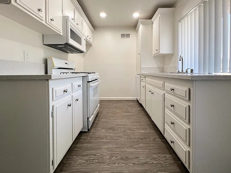 Casa Verde at Canyon Crest Apartments — Photo 13