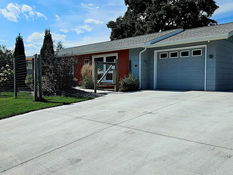 106 Saranac Dr — Photo 2