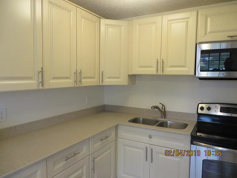 2202 NE 4th St #10 — Photo 7