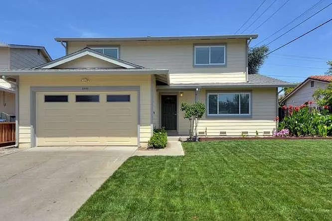 2040 Conifer Ln — Photo 2