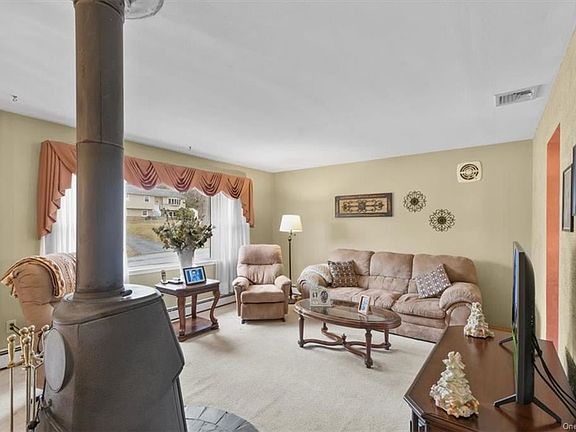 4th image of 28 Darryl Ln