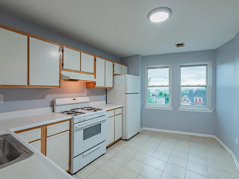 104 N Graham St — Photo 5