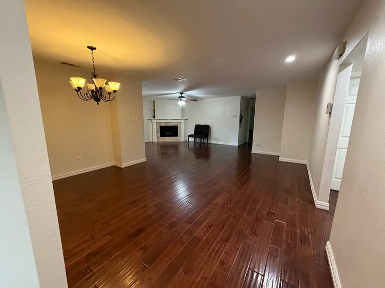 1410 Paris Dr — Photo 3