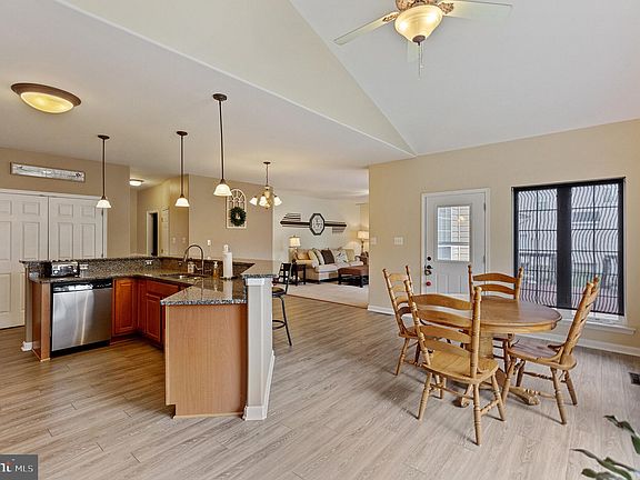 5th image of 1071 Norfolk Dr