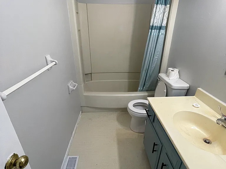 2252 Southeastern Pkwy — Photo 12