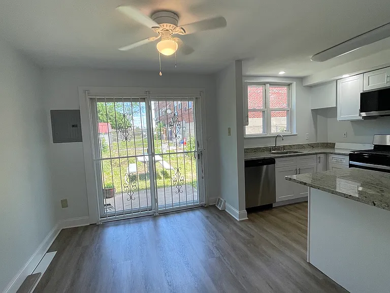1021 W Oxford St — Photo 4