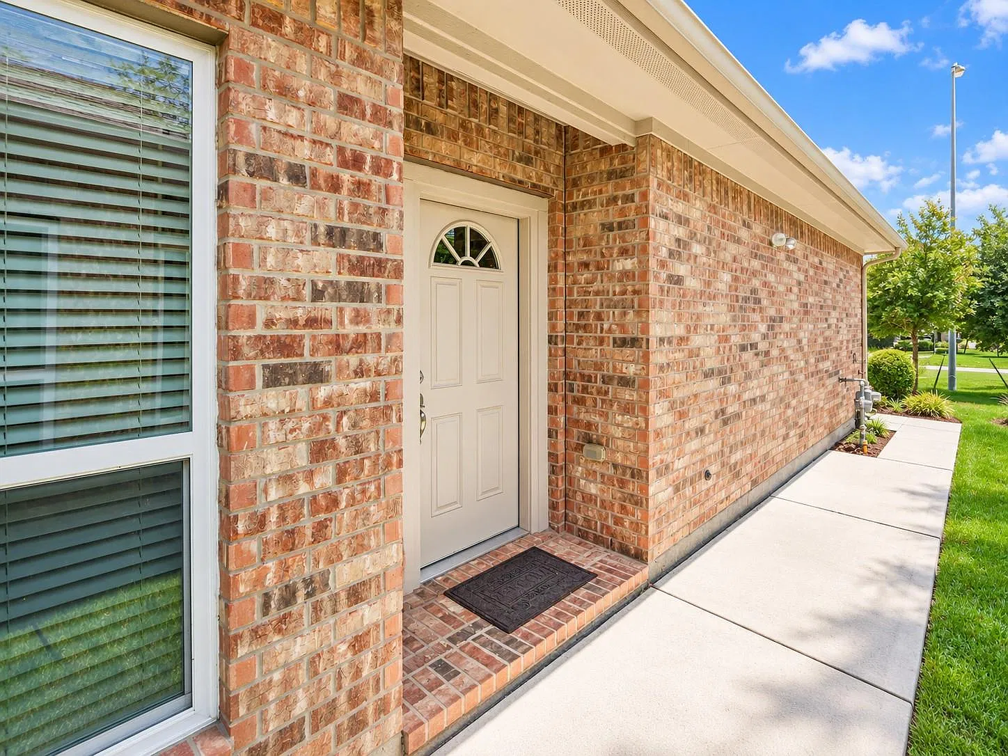 2 bed, 2.0 bath, 1192 sqft, $1,800 — Photo 3