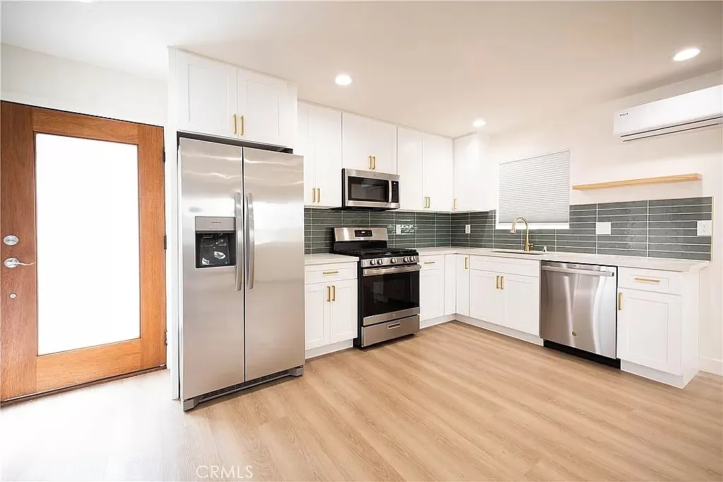355 N Colorado Pl — Photo 2