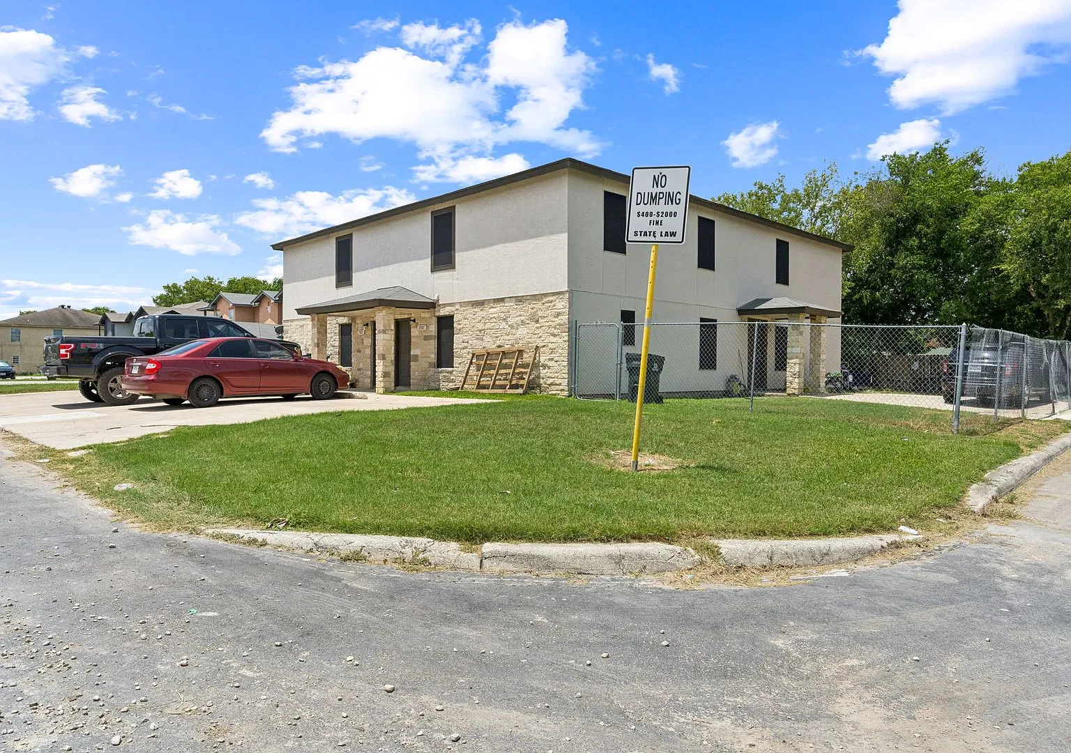 **2 Weeks Free Charming 3-Bedroom Townhome in a Great Location! — Photo 2