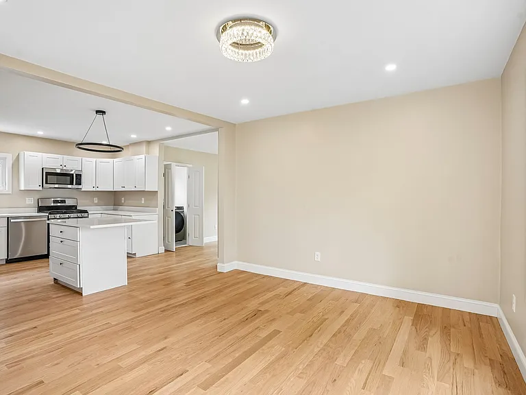 559 Winthrop St — Photo 5