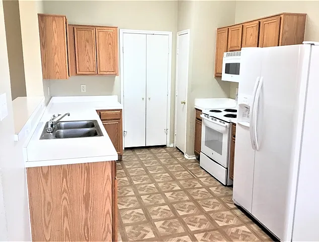 1009 Rock Springs Dr — Photo 2
