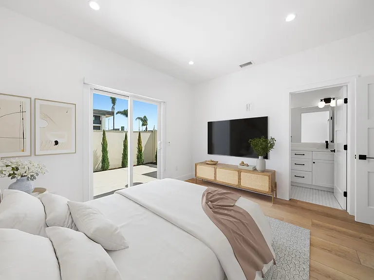 1637 Irvine Ave — Photo 11