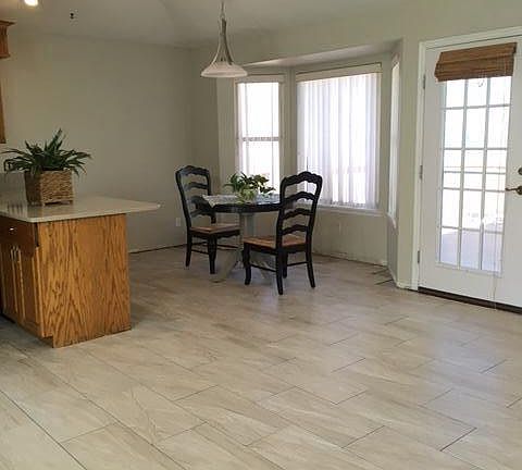 Breakfast nook & kitchen bar