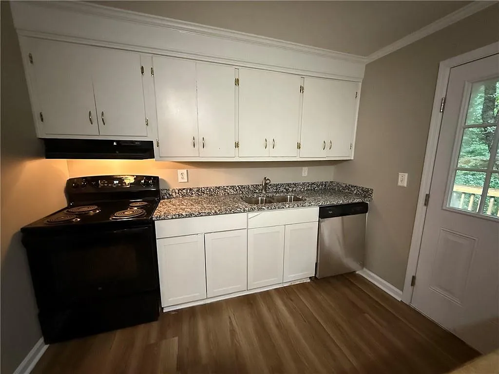 3 bed, 2.0 bath, 1325 sqft, $1,750 — Photo 3