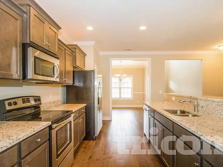 1514 Burrows Ave — Photo 5
