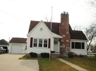 851 E Main St, Manchester, IA 52057