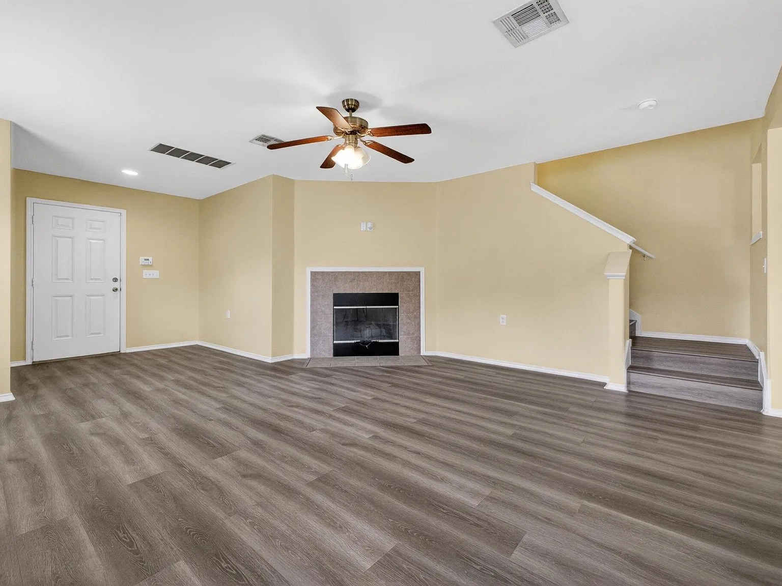 3 bed, 2.5 bath, 2101 sqft, $1,990 — Photo 3