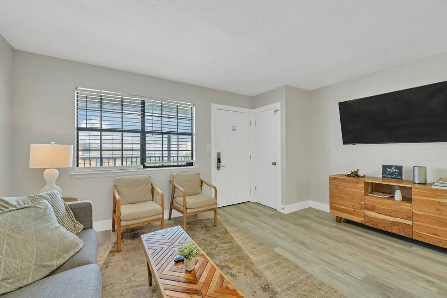 1 bed, 1.0 bath, 6200 sqft, $1,758 — Photo 4