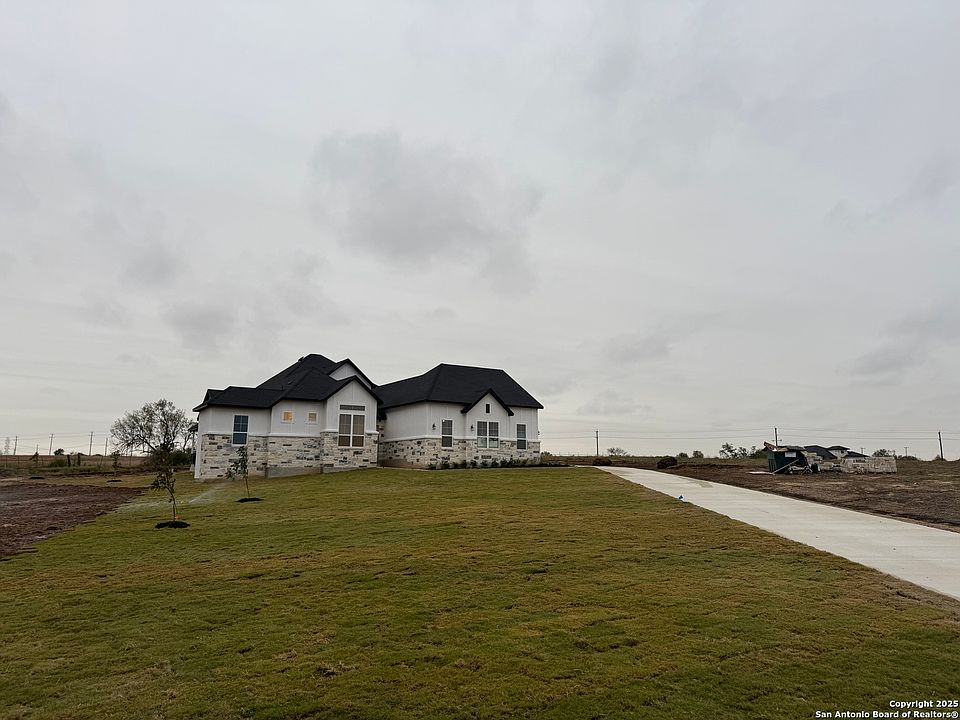1st image of 525 Lago Landing