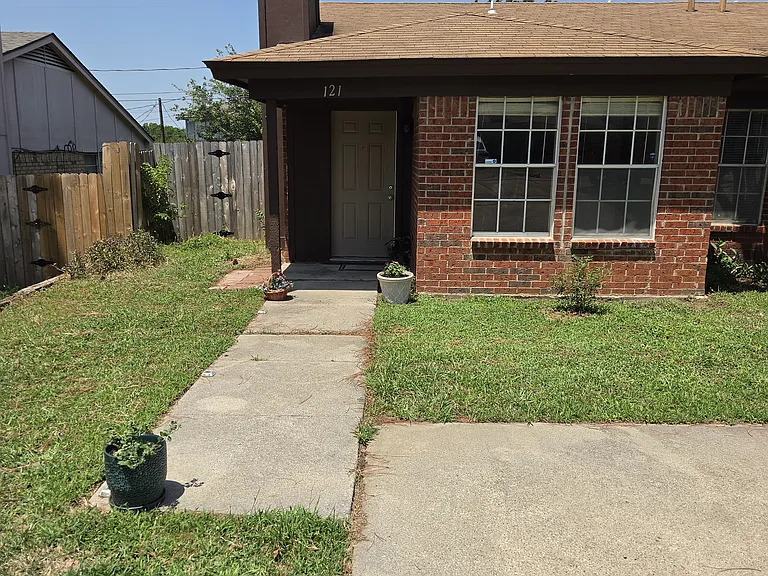 121 Oakwood Ln — Photo 1