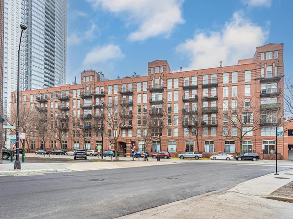 550 N Kingsbury St APT 214, Chicago, IL 60654