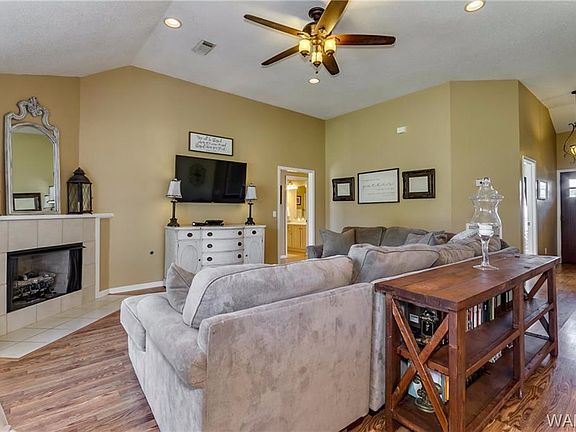 5th image of 11701 Waterbury Cir