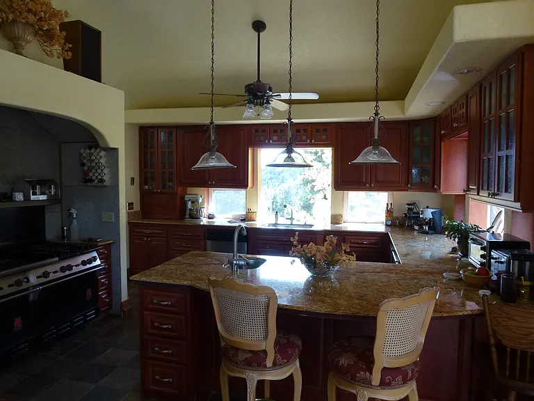1405 Forest Rd — Photo 2