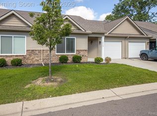 2489 Hatchery Crossing Dr, Waterford, MI 48329