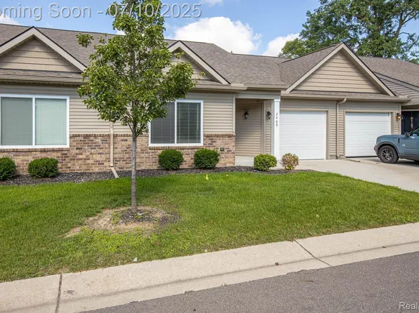 2489 Hatchery Crossing Dr, Waterford, MI 48329
