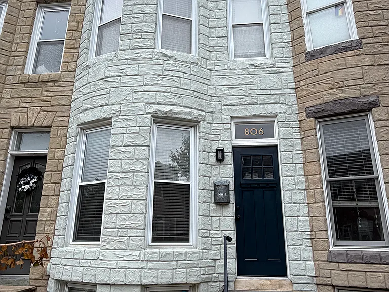 806 Wellington St — Photo 1