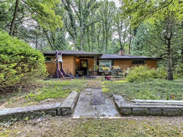 1402 Rolling Acres Rd, Latrobe, PA 15650