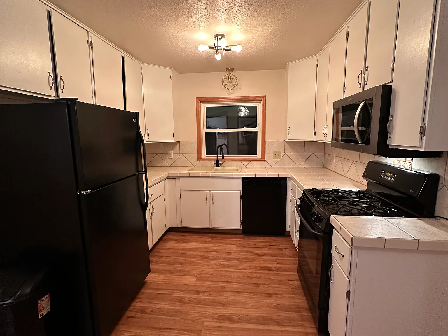 3 bed, 1.5 bath, 1107 sqft, $2,300 — Photo 3