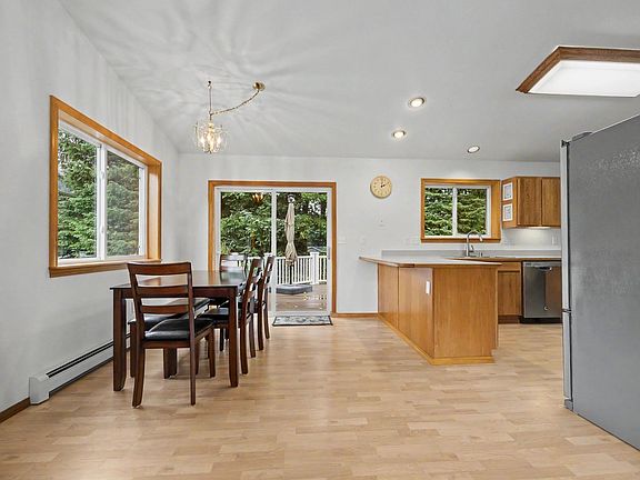 4th image of 8570 Forest Ln