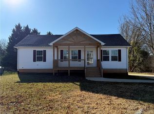 812 W Main St, Pilot Mountain, NC 27041