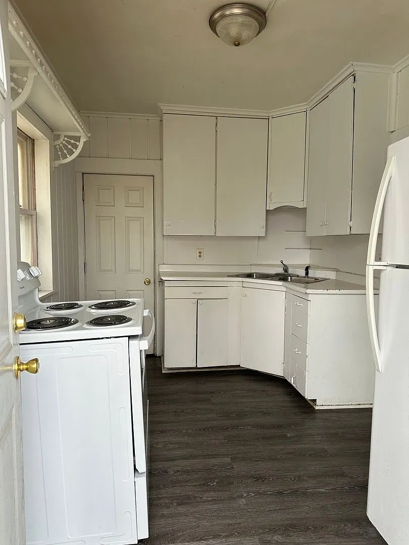2 Bedroom, 1 Bath House for Rent with Double Stall Garage- 410 Randall — Photo 2