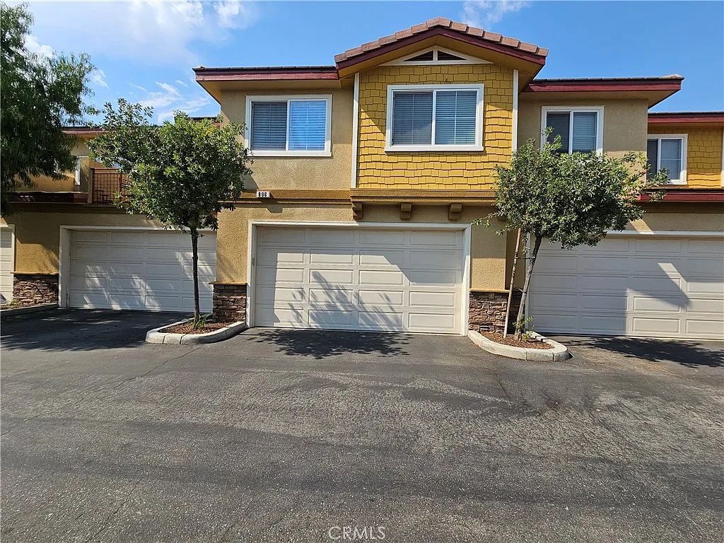 3 bed, 2.5 bath, 1600 sqft, $3,200 — Photo 1