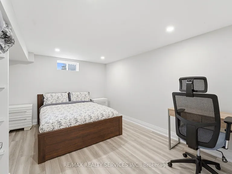 1305 Consort Cres #BASEMENT — Photo 16