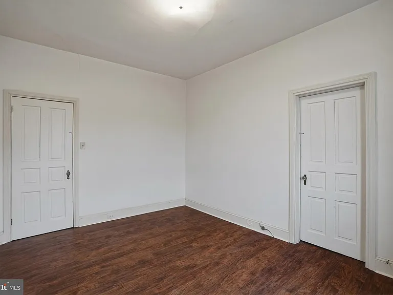 2441 Brown St #2R — Photo 9