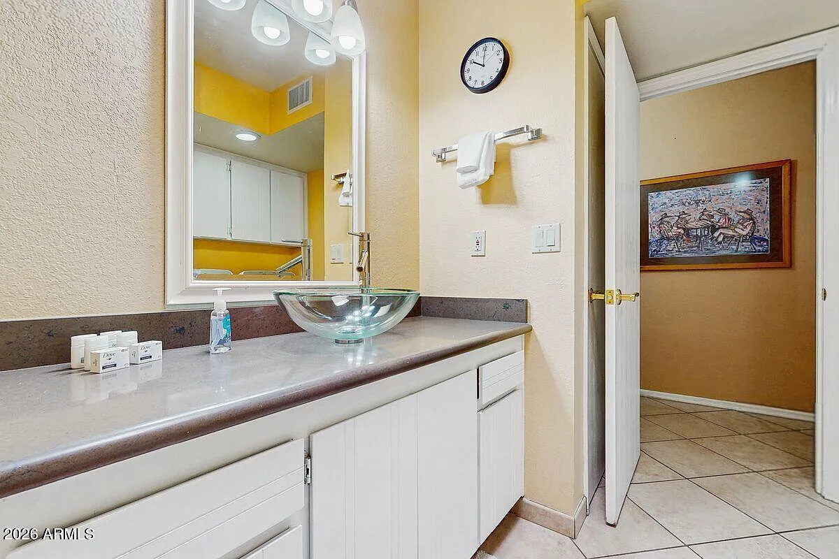 1 bed, 1.0 bath, 1174 sqft, $2,300 — Photo 2