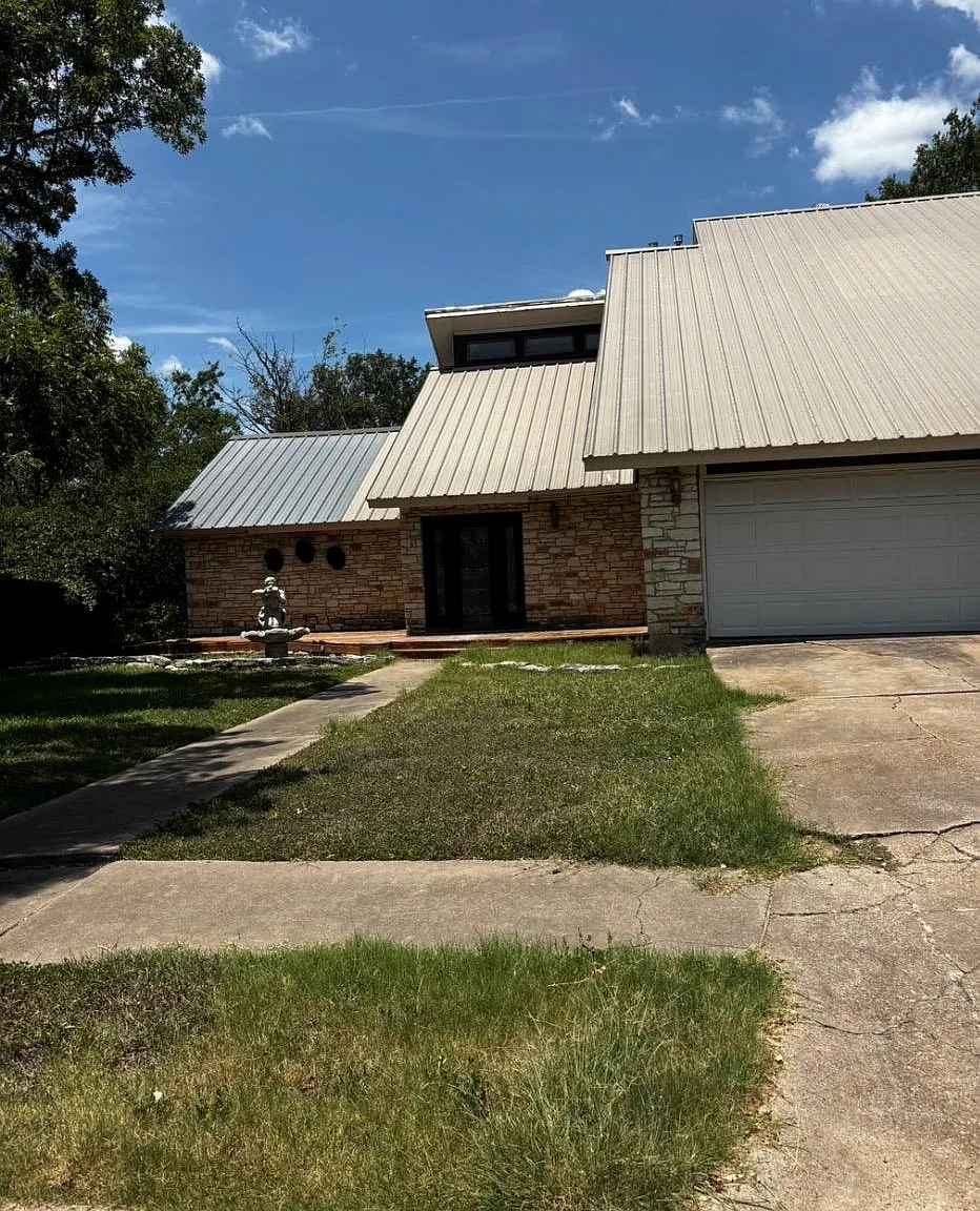 4 bed, 2.5 bath, 2698 sqft, $2,350 — Photo 1