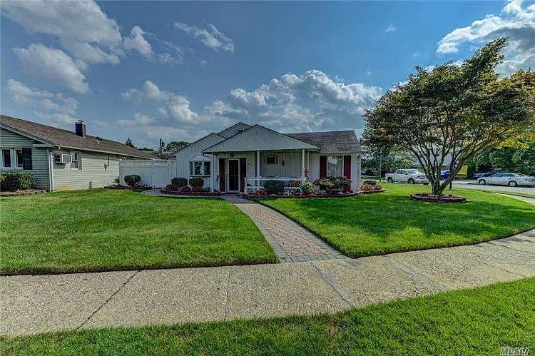 2472 Dogwood Ave photo 1