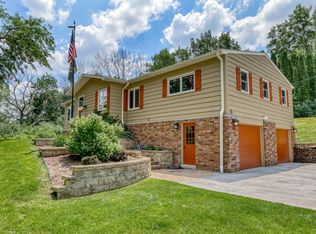 N53W30531 Arrowhead Dr, Hartland, WI 53029