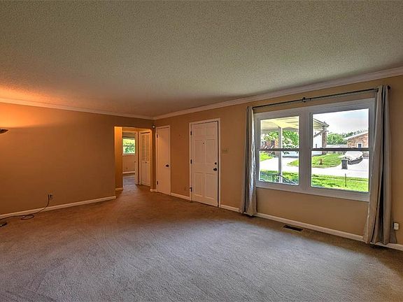 4th image of 2120 Woodside Dr