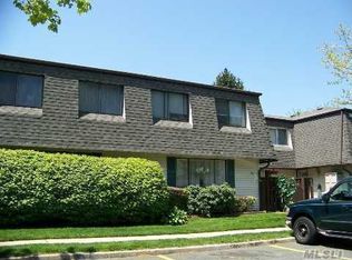176 Feller Dr, Central Islip, NY 11722