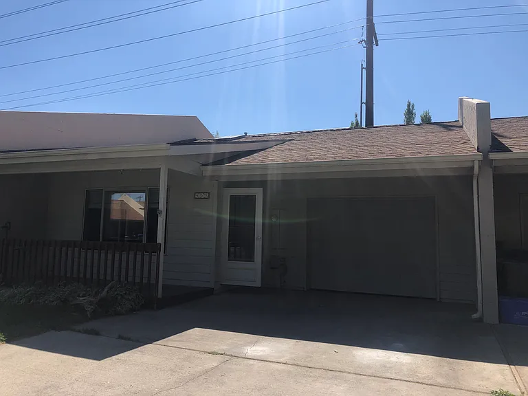 905 SE Stratford Ct — Photo 1