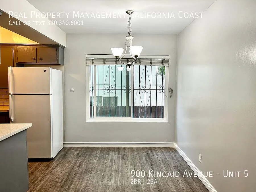 Gorgeous Updated Twh On Culdesac W/Laminate Flrs+Fab Kit+Laundry/Pool/Gym In Bldg — Photo 2