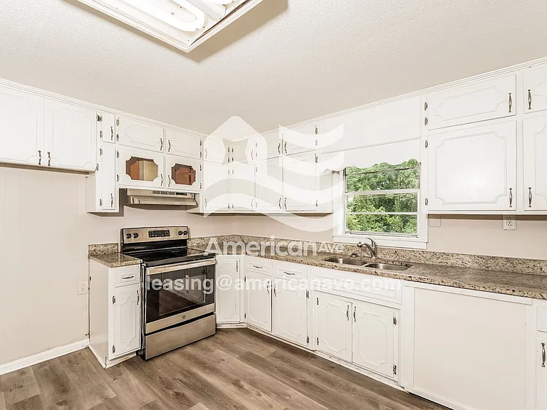 302690_006_kitchen_7.jpg