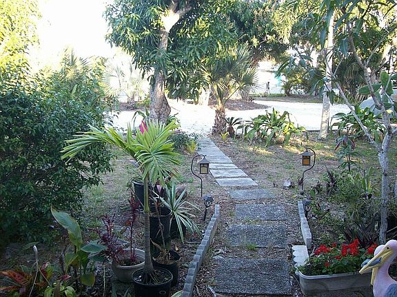 Walkway to front entrance 