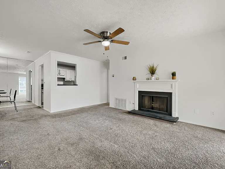 905 Augusta Dr SE — Photo 3